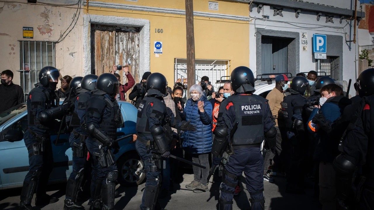 ¿Tiene la obligación de actuar la policía ante el certificado de morada?